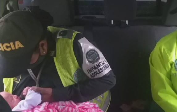 Policia amamantando a bebé