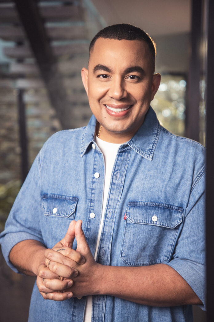 FELIPE PELAEZ -De frente -Camisa azul entre abierta -sonriente