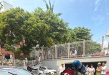 Bomberos de Cartagena controlan incendio de vehículo en parqueadero de conjunto residencial