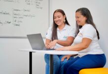 Funcionarias de la Cámara de Comercio de Cartagena explican el funcionamiento del SIPREF