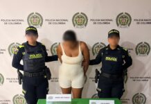 Vió a la Policía e intentó esconder el arma