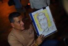 Alcalde Dumek Turbay cumplió: el mandatario distrital fue hasta la Torre del Reloj para que RoberArt le hiciera su caricatura