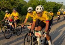 Yamil Arana alienta a los ciclistas del Gran Fondo Nairo Quintana a su paso por Santa Rosa