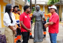 Turista que dañó estatua en Getsemaní se disculpó con el alcalde Dumek Turbay y pagó su reparación